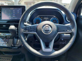 インテリアに合わせたデザインです。運転される方のことも考え、運転しやすい形状、大きさです!実際に触ってお確かめください!
