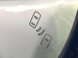 【ブラインドスポットモニター】走行中、ドアミラーの死角になりやすい箇所に後続車が接近するとサイドミラーのレンズに警告を表示!ドライバーに注意喚起をしてくれます。
