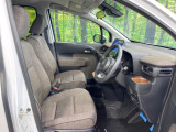 運転席まわりには十分なスペースがあり、大柄な方でもゆったり運転していただける環境です。