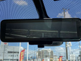 スマートルームミラーも付いています。後方ピラーや荷物、後席に同乗している方や曇りなど視界が遮られた場合でも後方カメラからの映像で安全確認をすることができます。
