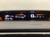 デジタル表示のスピードメーターとタコメーターを大きく配した見やすいメーター部になっています。左側のインフォメーション画面でオドメーターや燃費などの情報を確認できます。