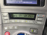 【オートエアコン】一度お好みの温度に設定すれば、車内の温度を検知し風量や温度を自動で調整。暑い&hellip;寒い&hellip;と何度もスイッチ操作をする必要はありません。快適な車内空間には必須の機能ですね♪