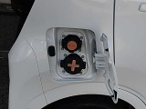 クルマの右側後部には、普通充電、急速充電のポート