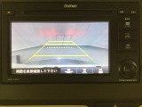 バックでの車庫入れも安心です! リアカメラが付いているバックモニター付のディスプレイオーディオを装備しております。操作線もついており距離感も画面から確認できます。