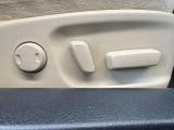 【パワーシート】電動でシートポジションの変更が可能です。手動式より細かくシート設定が可能ですのでより快適な姿勢でドライブを楽しんで頂けるでしょう。