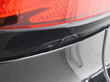 パワーバックドアの開閉スイッチを車両側面両側に配置。車両の横に立って操作出来るので、後ずさりすることなくドア開度を確認しながら任意の位置で停止させることができます。