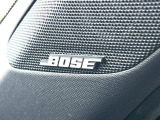 【BOSEサウンドシステム】メーカーオプションの高品位サウンドシステムを搭載。専用のチューニングが施された大小様々なスピーカーから良質なサウンドが奏でられ、臨場感あふれる音響空間を演出します。