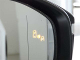 ブラインドスポットモニター装備。隣車線を走る車両を検知。ドアミラーでは確認しにくい後方、側方エリアに存在する車両や急接近してくる車両も検知しドアミラーに搭載されたLEDインジケーターが点灯します。