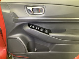 電動格納式ドアミラーのスイッチは運転席ドアにあります。