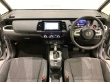 車内は光触媒抗菌消臭施工済です。インパネ周りはスタイリッシュなデザインで機能や装備も充実しています。グローブボックスやカップホルダーのほかにトレーなどたくさんの収納スペースが付いています。