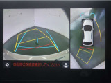 パノラミックビューモニター付きです。車両を上から見た様な映像を画面に表示。運転席からの目視だけでは見にくい、車両周辺の状況をリアルタイムでしっかり確認出来ます。