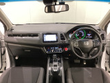 車内は光触媒抗菌消臭施工済です。インパネ周りはスタイリッシュなデザインで機能や装備も充実しています。グローブボックスやカップホルダーのほかにトレーなどたくさんの収納スペースが付いています。