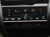 オートエアコンなので、スイッチひとつでオールシーズン快適に過ごすことができます。