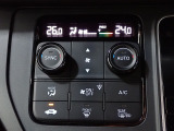 運転席からも手が届きやすく、操作しやすい空調コントロールパネル。オートエアコンなので操作の煩わしさが無くオールシーズン快適にドライブできます。快適空間で運転に集中できますね。