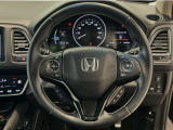 運転にかかわる様々な操作を安全に行えるように視点移動が少なく操作性に配慮されたスイッチ類が凝縮されたコクピットです。