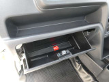 車検証の保管に便利なグローブボックスを助手席前にご用意しております
