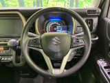 インテリアに合わせたデザインのステアリングは、運転される方のことも考え、運転しやすい形状、大きさです。是非一度、実際に触ってお確かめください。