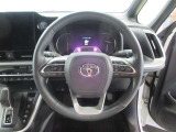 ステアリングから手を離さず、運転に集中したままオーディオ等の操作や安全装置の設定などが行えます。