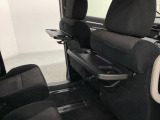 運転席・助手席の背もたれには、2列目シート用にカップホルダー付きの「格納式のシートバックテーブル」を装備しています。休憩時のちょっとした時間などカップを置いたり、小物置きに使えて便利です。