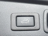 【パワーバックドア】スマートキーや運転席のボタンを押すだけでリアゲートが自動で開閉します!荷物を持っている時や、高い位置にあるバックドアを閉める際に便利な機能です♪
