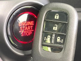 【Hondaスマートキー】カバンやポケットに入れたままでもドアの施錠・解錠が可能なスマートキーを装備。エンジンのオン・オフ時もカギを取り出す必要が無いからとっても便利です♪