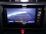 バックガイドモニター付き。車両後方の映像をナビ画面に表示し、駐車などの後退操作をサポートします。