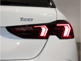 スタイリッシュに研ぎ澄まされたリアビュー。LEDライトがより引き締まったスタイルを実現。急ブレーキ時にはハザードランプ自動点灯し後続車への注意を促します。