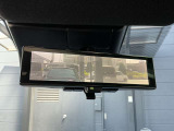 スマートルームミラーは、車両後方に設置されたカメラの映像を、ルームミラーに映し出すことで、死角をなくし、安全性を向上させることができます。また、夜間や雨天時でも、クリアな映像を映し出すことができます。