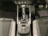 「e:HEV」は、モーター走行を中心にしながら電気エネルギーやエンジン動力を最も効率よく使い分けることができる賢いハイブリッドシステムです。サイドブレーキはスイッチ操作の電子制御パーキングブレーキです
