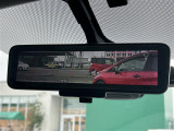【デジタルルームミラー】車両後方カメラの映像をルームミラーに映すことが出来ます。 そのため、後席に人や荷物があって後方が見えづらい場合でもしっかり視界を確保することが出来ます。