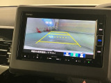 リバースギアに入れるだけで後方の表示へ切り替わります。夜間や雨の日の駐車も楽になりますよ。