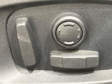 ◆パワーシート『電動パワーシートですので運転中のシート調節も安全に行えます。微調整も可能ですのであなただけのドライビングポジションを実現します。』