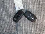 電子キーをポケットやカバンに入れているだけで、ドアの開錠・施錠が行えます。荷物を抱えていてもラクラク開閉です。エンジン始動も行えます。