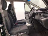 女性でも運転がしやすいように、シートの高さ調整機能(シートリフター)がついています。広い足元にゆったり座れるシートには肘掛も装備しており長距離の運転でも疲れにくいシートです。