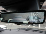 車体に装備したカメラによる後方映像が、ルームミラーに映し出されます。後席に人が座っていても、ラゲッジスペースに荷物を満載していても、車両後方の様子をはっきりと確認できます。