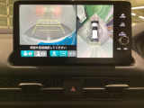 マルチビューカメラシステム搭載車です。お車の周囲を全方位でカバーします。後方・前方・両脇と、コンディションが悪い視界でもカラーモニターに映し出した映像がドライバーをサポートします。