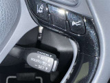 クルーズコントロール機能が付いています。 速度を設定するとアクセルを踏まなくても一定の速度で走ることができます。  高速道路ではとても便利な装置なんです。