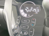 【オートエアコン】一度お好みの温度に設定すれば、車内の温度を検知し風量や温度を自動で調整。暑い&hellip;寒い&hellip;と何度もスイッチ操作をする必要はありません。快適な車内空間には必須の機能ですね♪