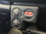 オートエアコンは温度を設定するだけで、自動で風量などを設定してくれます。運転しながら操作も必要ないので、安全性も向上します。