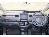 操作性に優れた運転席となります!小物入れや各ボタンの配置にこだわり、使いやすいです!座り心地もよく視認性も良好なのでロングドライブもお任せ下さい!