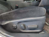 パワーシート搭載。微妙な調整が手軽にでき、ピッタリの最適なポジションで運転することが可能です。