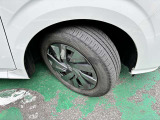 タイヤサイズは185/60R15です。日産純正ホイール装着車です。
