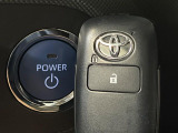 【スマートキー】カバンやポケットに入れたままでもドアの施錠・解錠が可能なスマートキーを装備。エンジンのオン・オフ時もカギを取り出す必要が無いからとっても便利です♪