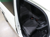 程よい硬さとホールド性が高いシートで長時間運転も快適です。