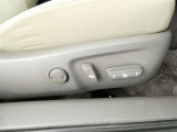 運転席電動シートは、シートポジションを細かく調整できるので長時間の運転もリラックスできますね。