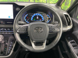 インテリアに合わせたデザインのステアリングは、運転される方のことも考え、運転しやすい形状、大きさです。是非一度、実際に触ってお確かめください。