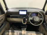 使いやすいレイアウトのダッシュボード周辺です。オートエアコンや小物入れなど嬉しい装備が満載です。
