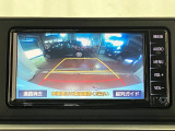 【バックカメラ】 駐車時に車両後方の様子を見ることができるので、運転の不安を軽くします。