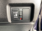 左側に電動スライドドアを装備。ワンタッチで開閉できるため、荷物の積み降ろしやお子さまの乗り降りがスムーズです。