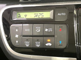 【オートエアコン】一度お好みの温度に設定すれば、車内の温度を検知し風量や温度を自動で調整。暑い&hellip;寒い&hellip;と何度もスイッチ操作をする必要はありません。快適な車内空間には必須の機能ですね♪